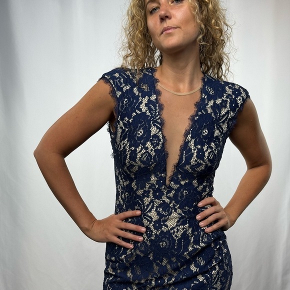 Aidan Aidan Mattox Sleeveless Illusion Neckline Lace Mini Dress in Blue Size 4 - Picture 3 of 4
